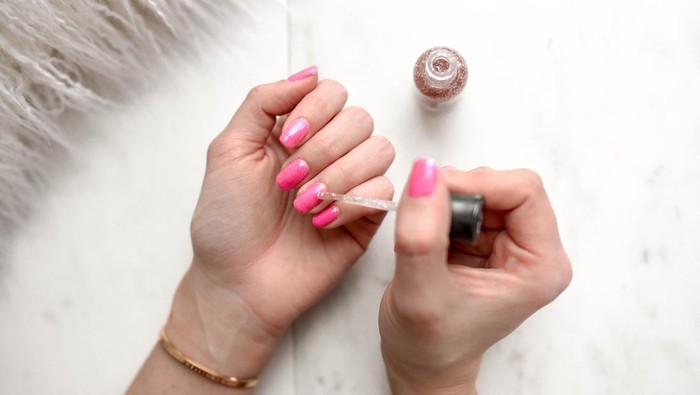 3 Cara Sederhana Memilih Nail Polish yang Cocok Biar Jari Jemari Semakin Cantik, Cobain Yuk! 3 Cara Sederhana Memilih Nail Polish yang Cocok Biar Jari Jemari Semakin Cantik, Cobain Yuk!