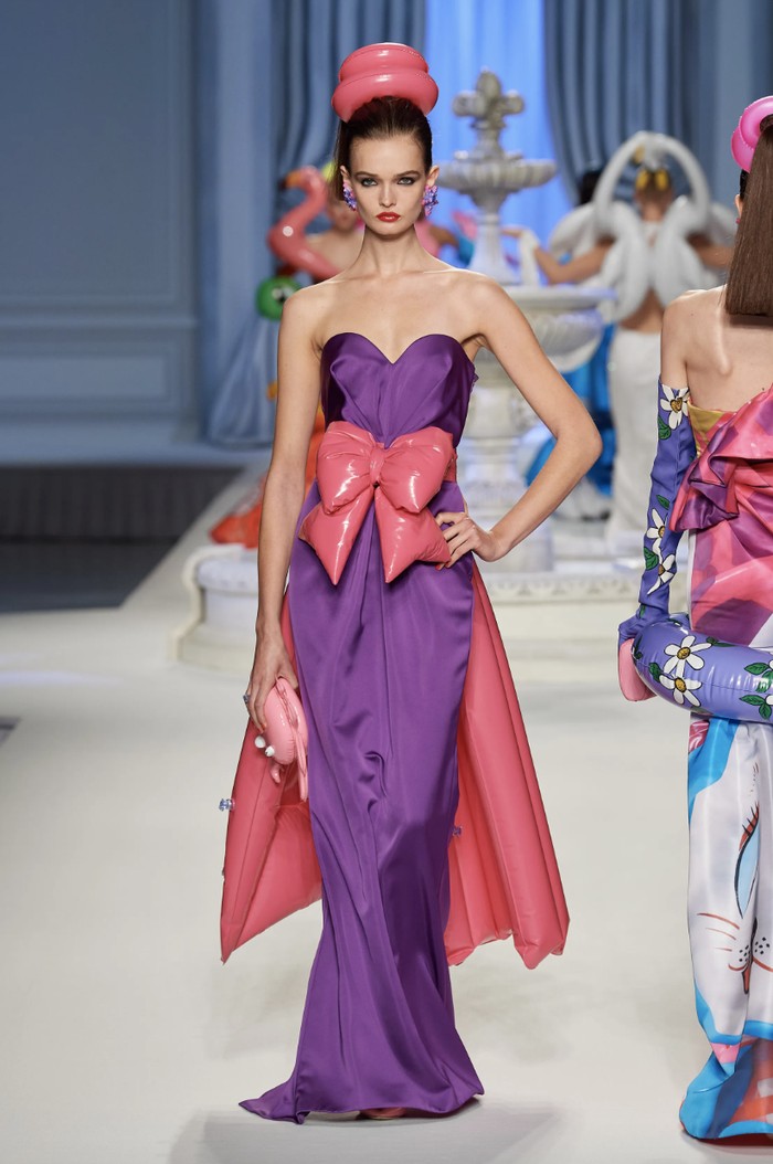 Ornamen yang mengingatkan kita pada pelampung juga tersemat secara chic dengan tambahan pita pada strapless dress. Filosofi dibaliknya? Walaupun rasanya kita seperti tenggelam, harus ada ruang untuk kesenangan. Foto: Isidore Montag/Gorunway.com/Vogue