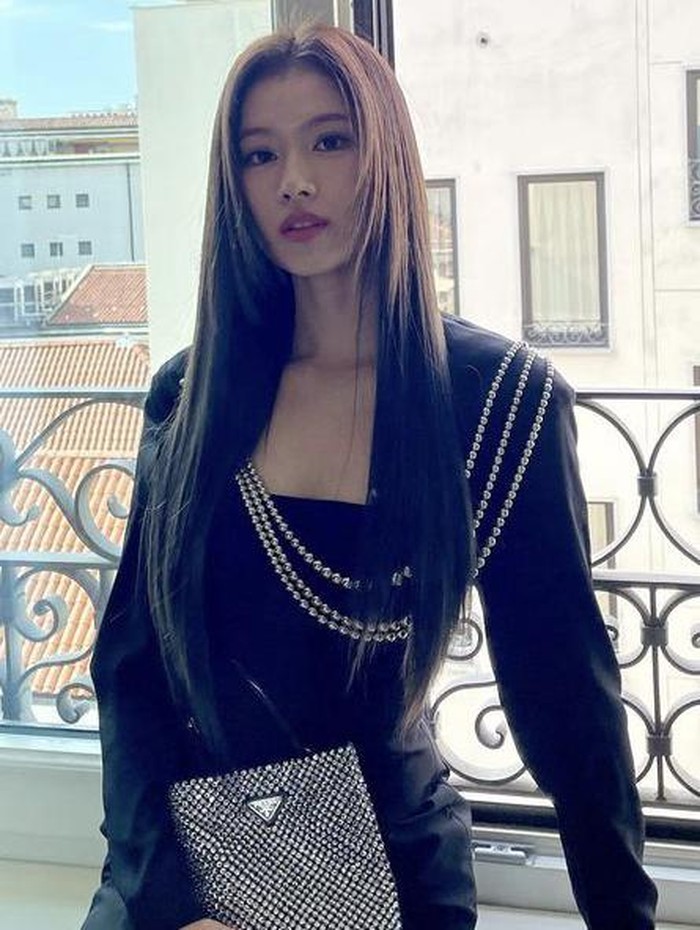 Outfit yang dikenakan Sana merupakan dress panjang warna hitam, dengan aksen rantai perak. Tidak lupa ia juga mengenakan koleksi tas terbaru dari Prada dengan aksen senada dengan busananya./ foto: instagram.com/m.by__sana