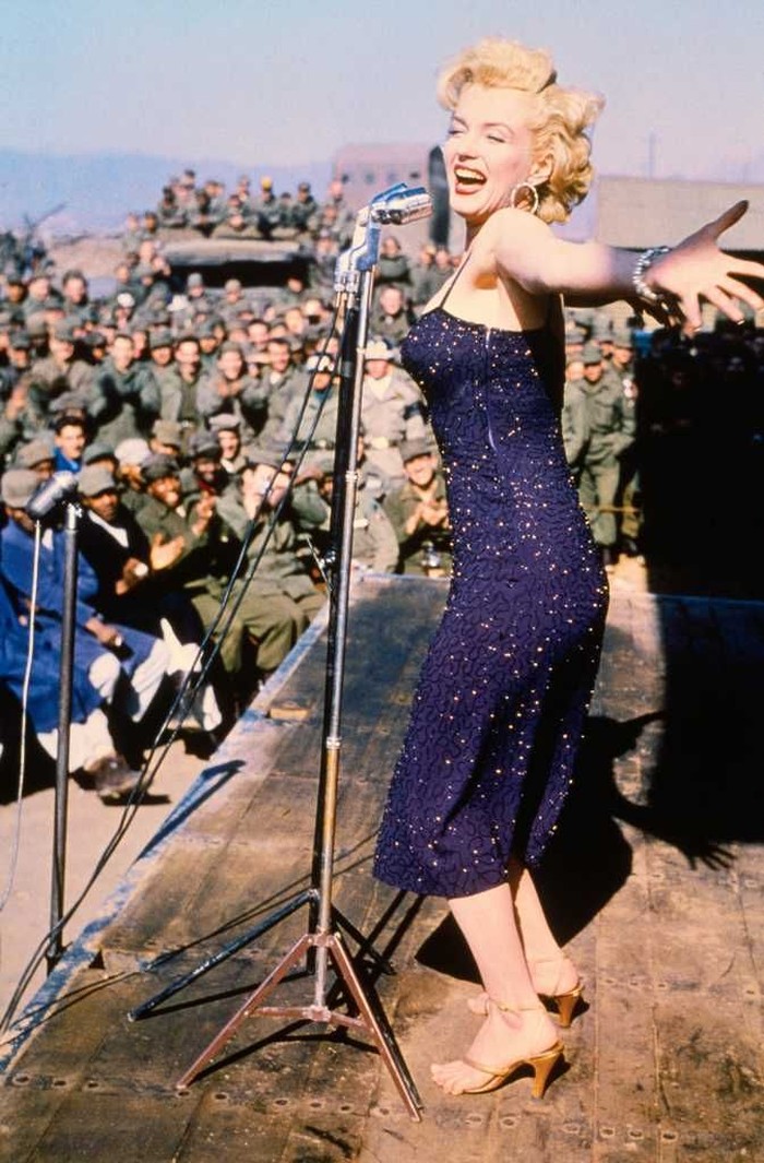 Pelantun lagu Diamonds Are A Girl's Best Friend itu juga sempat menghibur para tentara Amerika di Korea Selatan, 1954. Menyanyikan lagu hitsnya, ia memakai slip dress navy blue dengan gemerlap sequin dan strappy heels. Foto: pinterest.com/Grazia UK