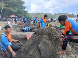 Ada Replika Koi hingga Candi Penataran di Festival Patung Pasir Blitar
