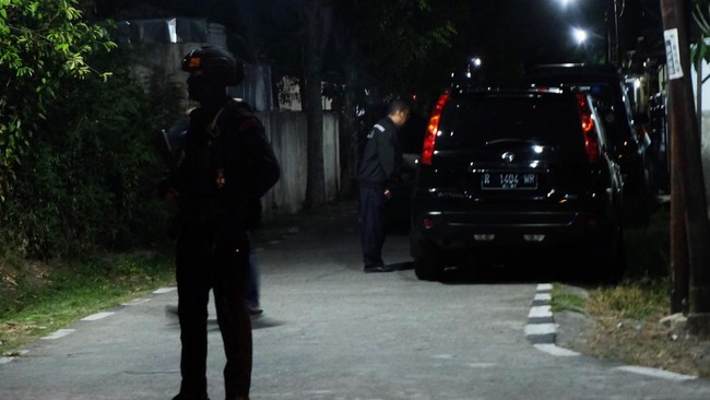 Polisi masih mendalami keberadaan barang bukti paket isi bubuk petasan yang disimpan oleh Bripka D yang menyebabkan ledakan di Asrama Polisi Sukoharjo.