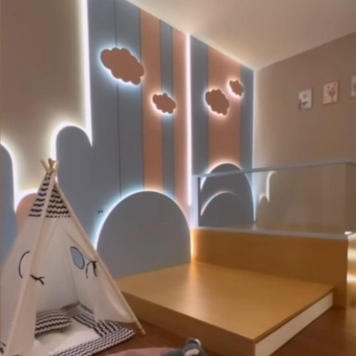 <p>Alia Shatara Khansa anak Zaskia Gotik memiliki kamar aesthetic yang didominasi dengan warna soft dan pastel. Di dindingnya juga terdapat unsur langit seperti awan, bulan, dan bintang. (Foto: Instagram: @zaskia_gotix)</p>