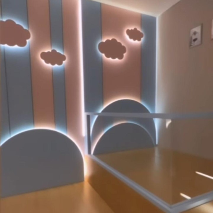 <p>Zaskia Gotik sudah menyiapkan kamar bayi untuk anak tercintanya, lho. Kamar Si Kecil terlihat sangat luas dengan dominasi warna <em>pink</em> dan biru. (Foto: Instagram: @zaskia_gotix)</p>