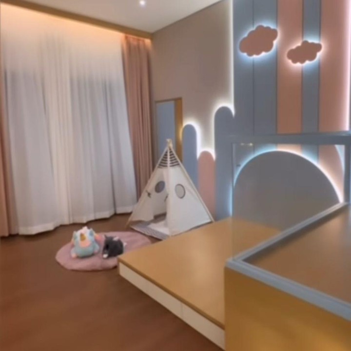 <p>Tak hanya itu, Zaskia Gotik menuliskan jika kamar sang anak ini di desain langsung oleh seorang desainer profesional, lho. Keren banget, ya! (Foto: Instagram: @zaskia_gotix)</p>