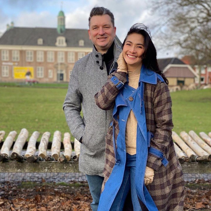 <p>Pemeran Zaenab dalam serial <em>Si Doel Anak Sekolahan</em> ini juga kerap membagikan potret mesranya bersama sang suami pada laman Instagram, lho. <em>So sweet</em> banget ya, Bunda! (Foto: Instagram: @maudykoesnaedi)</p>