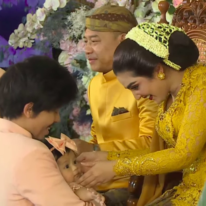 <p>Setelah memasuki ruangan, Aurel dan Atta, melakukan sungkem kepada orang tuanya. Tak hanya itu, Ameena juga turut mengikuti prosesi ini. (Foto: YouTube AH)</p>