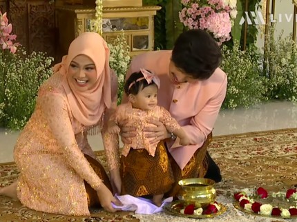 7 Momen Tedak Siten Ameena Anak Aurel dan Atta Halilintar di Usia 7 Bulan