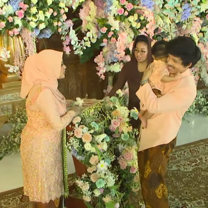 <p>Ketika berada di prosesi menaiki tangga, Ammena tampak menangis dan merasa tidak nyaman, Bunda. Namun, sang ayah pun berusaha untuk menenangkannya. (Foto: YouTube AH)</p>