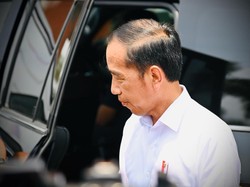 Saat Jokowi Blusukan Malam-malam ke Rumah Warga Baubau Bagikan Bantuan