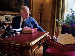 Gaya Raja Charles III Bekerja di Istana Buckingham