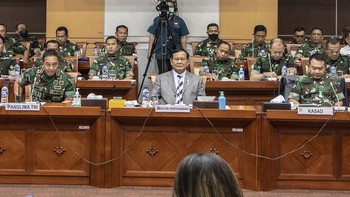 FOTO: Prabowo di Antara Panglima Andika dan KSAD Dudung 