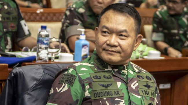 MKD DPR batal memanggil KSAD Jenderal Dudung Abdurachman karena sudah berpelukan dengan Anggota Komisi I DPR Effendi Simbolon