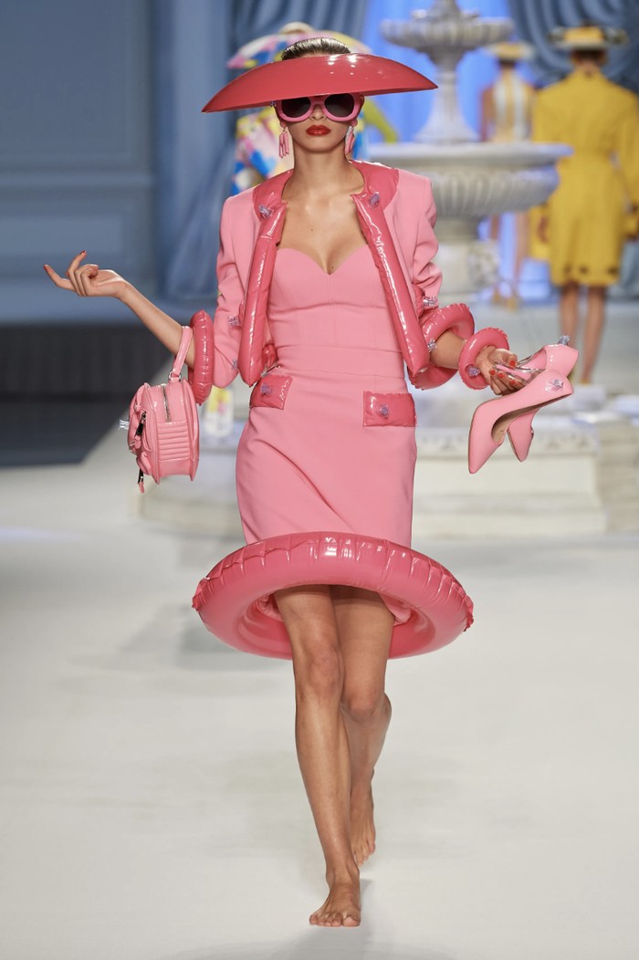Realisasi ide nyentrik tersebut dituangkan dalam berbagai cara. Selain sebagai dekorasi, material plastik inflatable juga dijahit sebagai lapel jaket dan hemline gaun membentuk ban pelampung. Foto: Isidore Montag/Gorunway.com/Vogue