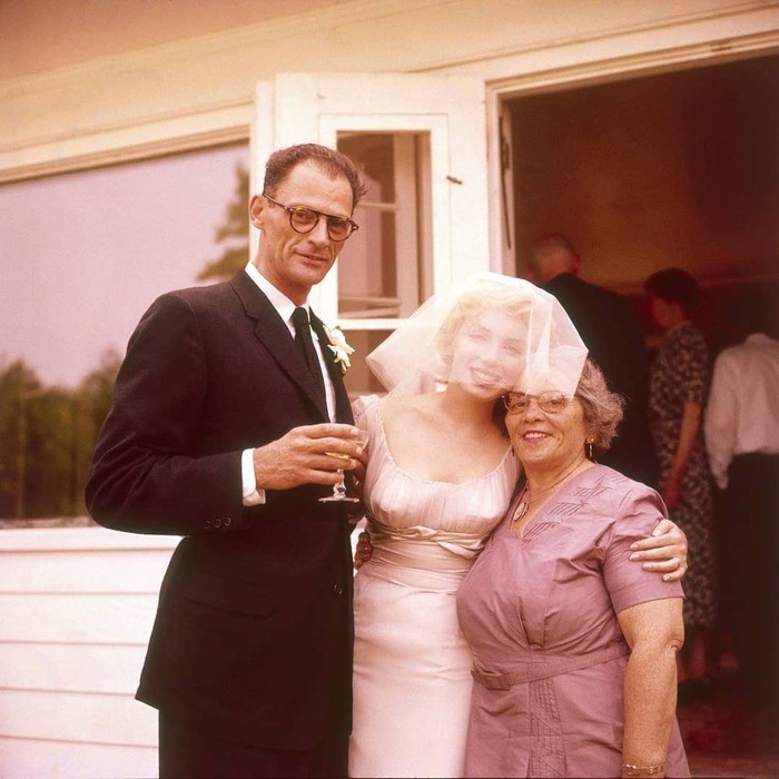 Saat pernikahannya dengan Arthur Miller tahun 1956, Monroe memakai gaun cukup sederhana. Gaun square neckline dengan detail ruched dan empire waist didampingi veil pendek sudah cukup membuatnya memesona. Foto: instagram.com/marilynmonroe/Milton Greene