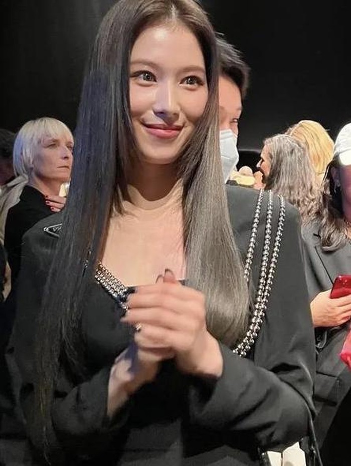 Sana 'TWICE' jadi salah satu perwakilan artis K-Pop yang turut hadir di Milan Fashion Week, tepatnya untuk Prada Spring/Summer 2023./ foto: intagram.com/mysanatwice