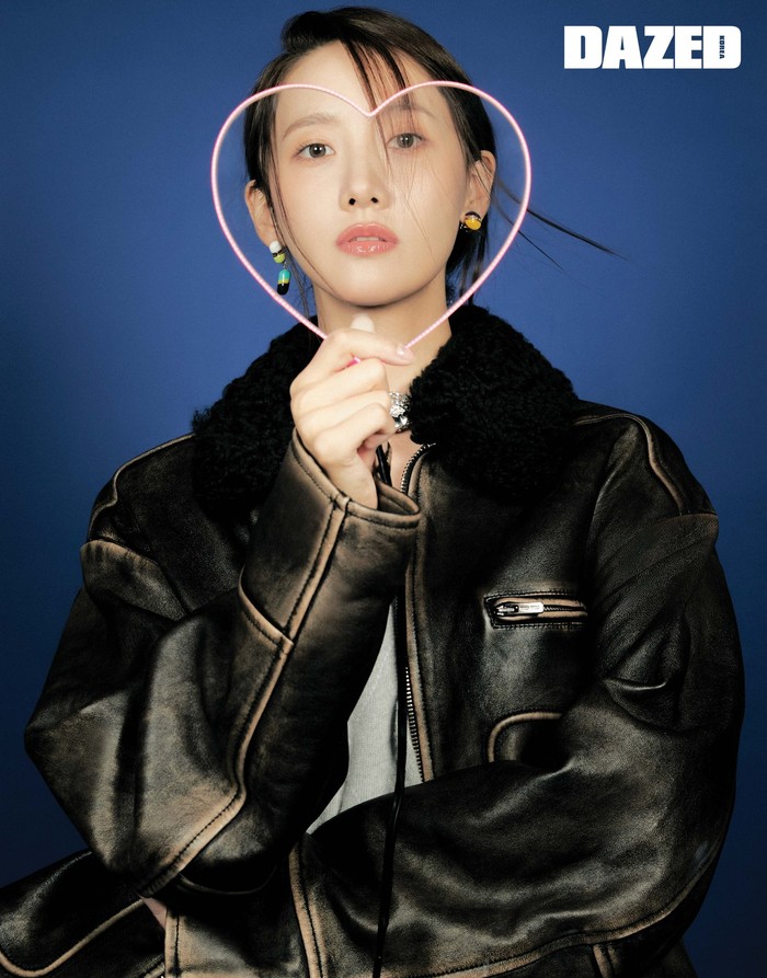 Selain dapat menari dengan baik, karena kecantikannya yang memukau, YoonA kerap kali dijadikan sebagai model, baik untuk sebuah brand, model iklan, atau menjadi model majalah./ Foto: instagram.com/dazedkorea