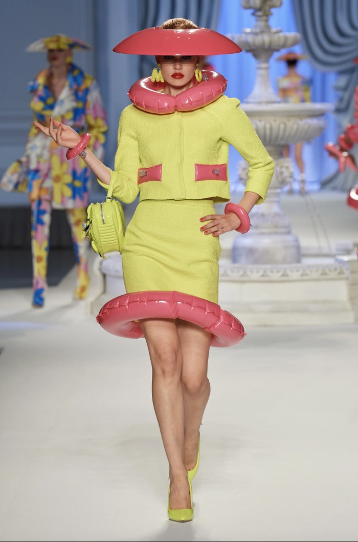 Siluet klasik dilebur dengan elemen eksentrik yang menjadi ciri khas rancangan Moschino juga ditampilkan pada koleksi. Kali ini, Scott mengambil gaya 60an yang digubah lebih quirky dan playful. Foto: Isidore Montag/Gorunway.com/Vogue