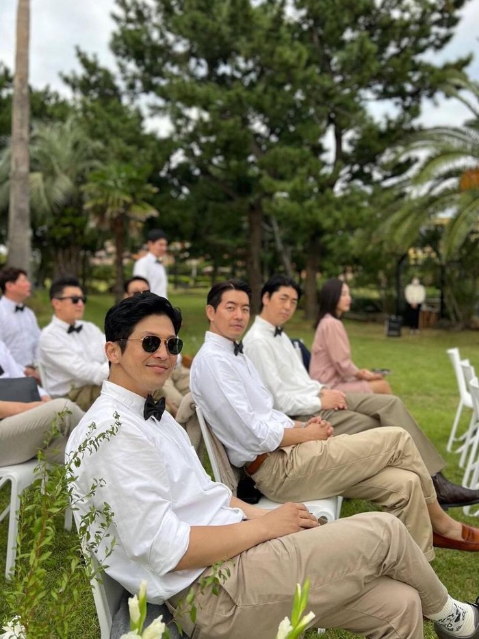 Tak hanya pesona Lee Ki Woo dan istrinya yang bikin iri, dalam acara pernikahan tersebut ada hal menarik lainnya. Ada sosok aktor Lee Sang Yoon yang didaulat menjadi salah satu groomsmen./ Foto: instagram.com/_kwon_sung_min_