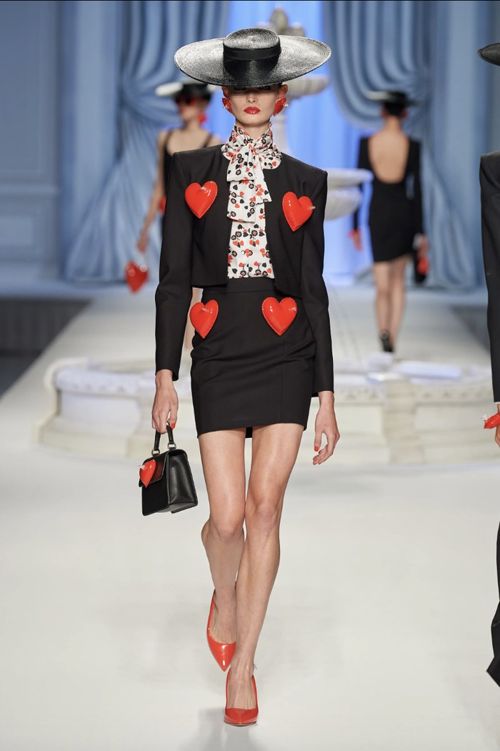 Tema besar yang diambil Moschino yakni detail serba inflatable atau bisa ditiup layaknya balon. Misalnya aksen hati yang jadi ikon berisi udara menghiasi setelan blazer dan rok pensil ini. Foto: Isidore Montag/Gorunway.com/Vogue