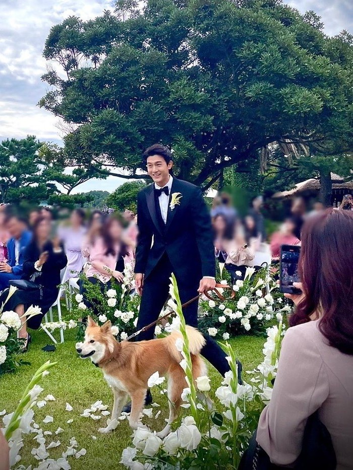 Tepat pada Minggu, (25/9) Lee Ki Woo resmi mengikat janji bersama sang kekasih. Dengan balutan tuxedo, Lee Ki Woo berjalan bersama dengan Teddy menyusuri altar pernikahan./ Foto: instagram.com/the_dog_teddy21