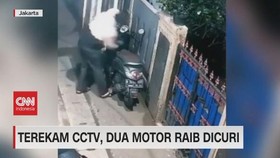 VIDEO: Terekam CCTV, Dua Motor Raib Dicuri