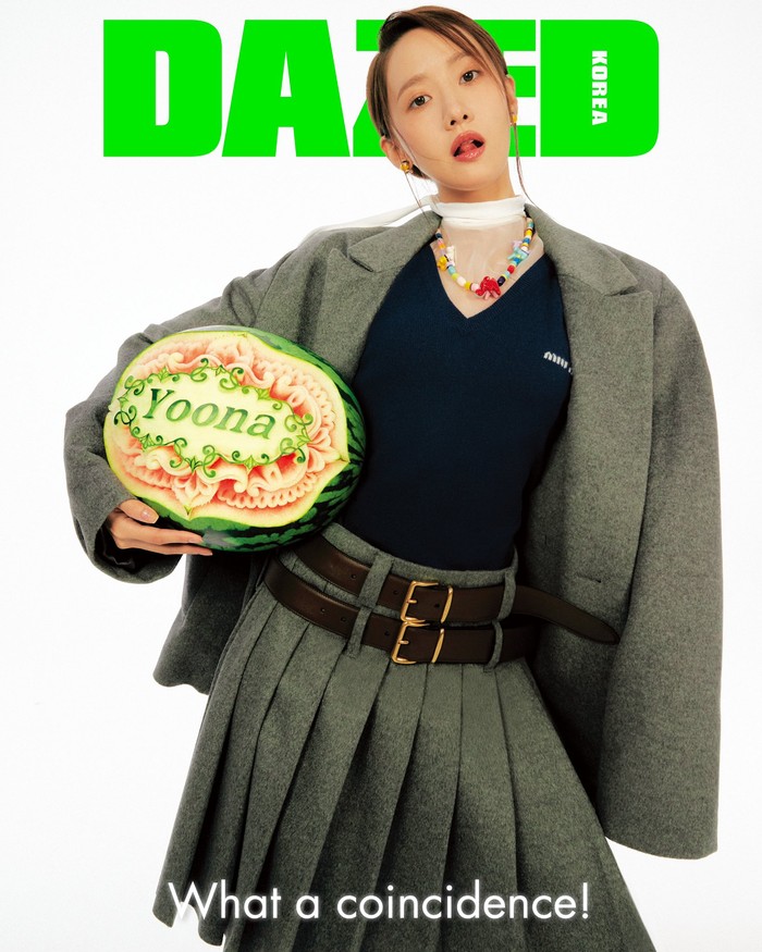 Tidak hanya menjadi bintang untuk produk kecantikan, YoonA juga sering dijadikan brand ambassador untuk berbagai macam brand fashion ternama, seperti Miu Miu./ Foto: twitter.com/DazedKorea