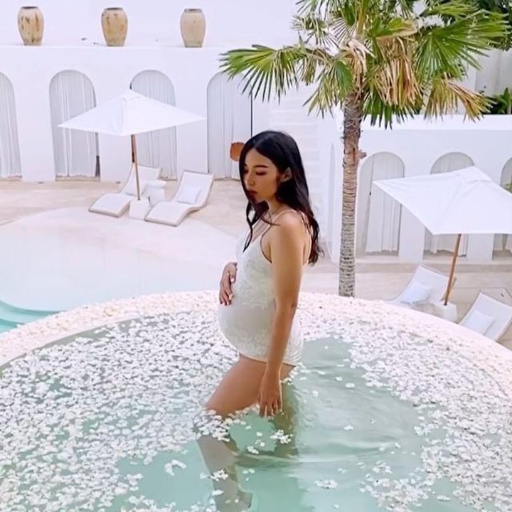 <p>Tiffany juga melakukan <em>photoshoot</em> dengan <em>swimsuit</em> yang memperlihatkan<em> baby bump-</em>nya. Padahal ia sempat menyembunyikan kehamilannya hingga 7 bulan lamanya lho. Ia pun membagikan triknya melalui postingan di Instagram. "How i hid my pregnancy for #28weeks. It’s all about clothes + angles," ungkapnya. Foto: Instagram @tiffanysoetanto</p>