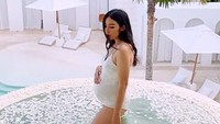 <p>Tiffany juga melakukan <em>photoshoot</em> dengan <em>swimsuit</em> yang memperlihatkan<em> baby bump-</em>nya. Padahal ia sempat menyembunyikan kehamilannya hingga 7 bulan lamanya lho. Ia pun membagikan triknya melalui postingan di Instagram. "How i hid my pregnancy for #28weeks. It’s all about clothes + angles," ungkapnya. Foto: Instagram @tiffanysoetanto</p>