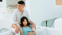 <p>Tiffany Soetanto dan Arnold Poernomo atau yang akrab disapa Chef Arnold menikah pada 1 Maret 2017 yang digelar di Bali dan Surabaya. Hingga kini keduanya pun masih terlihat romantis dan kompak. Foto: Instagram @tiffanysoetanto</p>