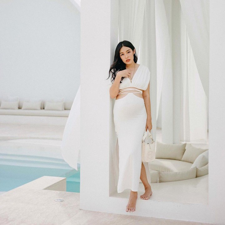 <p>Kini keduanya tengah berbahagia menanti kelahiran anak keduanya. Tiffany yang merupakan seorang pebisnis kuliner pun sering membagikan momen kehamilannya di media sosial. Seperti pada foto ini, Tiffany tampak anggun dengan balutan dress putih. Di foto ini, usia kehamilan Tiffany sudah memasuki 7 bulan. (Foto: Instagram @tiffanysoetanto)</p>
