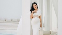 <p>Kini keduanya tengah berbahagia menanti kelahiran anak keduanya. Tiffany yang merupakan seorang pebisnis kuliner pun sering membagikan momen kehamilannya di media sosial. Seperti pada foto ini, Tiffany tampak anggun dengan balutan dress putih. Di foto ini, usia kehamilan Tiffany sudah memasuki 7 bulan. (Foto: Instagram @tiffanysoetanto)</p>