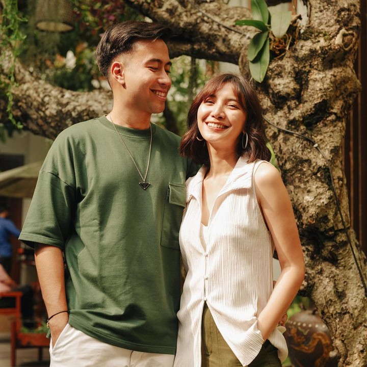<p>Enggak hanya itu, ada pula yang membahas soal perayaan ulang tahun tersebut. Kejutan Sheila ini disebut sebagai yang paling sederhana dan ter-santai daripada artis-artis lainya. "Ultah artis tersantai di menangkan oleh Sheila Dara, <em>Happy bday Sheila,</em> <em>wish u all d best</em>," tulis akun @desi****. Bagaimana menurut Bunda? (Foto: Instagram @vidialdiano)</p>