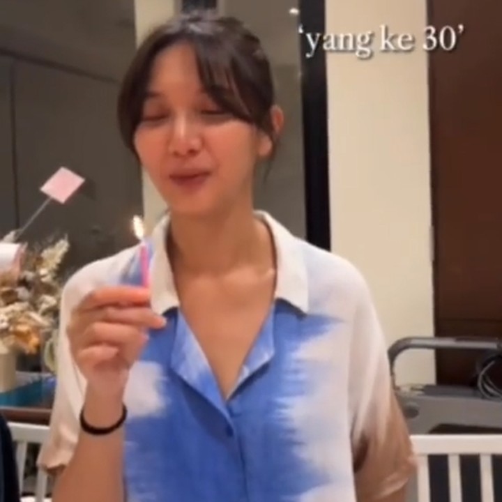 <p>Dalam kolom <em>caption,</em> Vidi menuliskan ucapan selamat dan kata-kata manis nih, Bunda. "Diluar semua bercandaan, ini versi serius nya. Happy birthday, Ai. <em>Dinner</em> nya kita tunda dulu ya hari ini karena lagi sama-sama kerja mengais rezeki biar kita makin kaya. Amin. <em>See you real soon</em> sayang," tulisnya, dikutip dari akun @vidialdiano. (Foto: Instagram @vidialdiano)<br /><br /><br /></p>