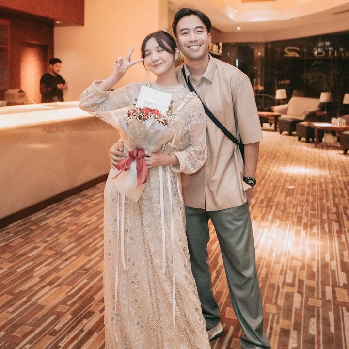 <p>Beberapa waktu yang lalu, penyanyi Vidi Aldiano membagikan video pendek di Instagram pribadinya, Bunda. Konten tersebut berisi momen ultah sang istri, Sheila Dara Aisha. (Foto: Instagram @vidialdiano)<br /><br /><br /></p>