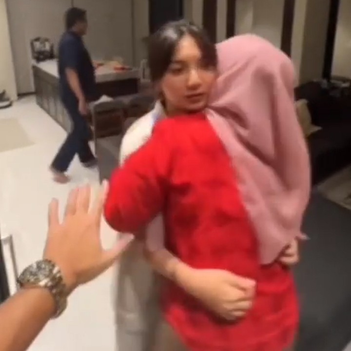 <p>Saat diberi kejutan, Sheila juga mendapat pelukan dan ciuman hangat. Pertama dari ibunda Vidi, kemudian disusul oleh ayah mertua. (Foto: Instagram @vidialdiano)<br /><br /><br /></p>