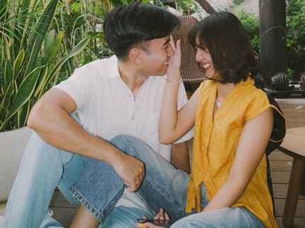 Sweet! Potret Vidi Aldiano Beri Kejutan untuk Sheila Dara saat Ultah