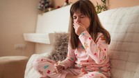 5 Obat Batuk Kering Anak yang Alami, Lembabkan Udara hingga Posisi Bantal