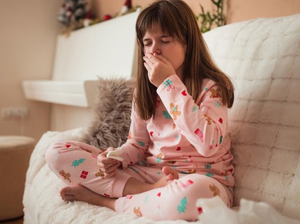 5 Obat Batuk Kering Anak yang Alami, Lembabkan Udara hingga Posisi Bantal