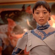 Asmara Abigail Tunjukan Pesonanya lewat Tampilan Busana Berbahan Brokat