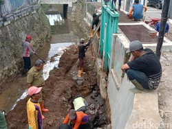 Fondasi Tanggul Jebol hingga Abrasi Pantai Imbas Hujan Deras Guyur Pacitan
