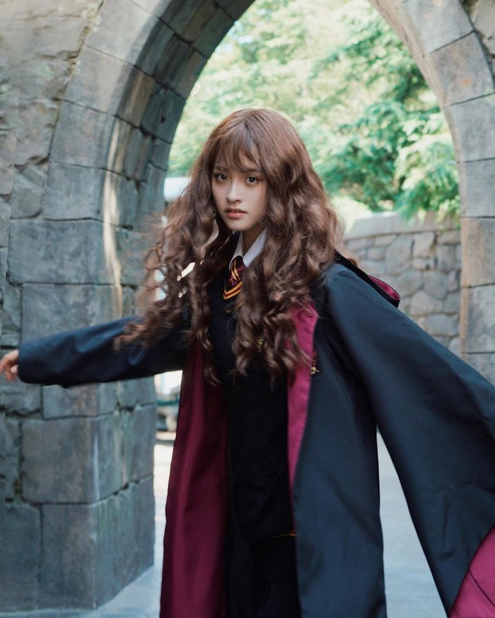 Baru-baru ini Shen Yue mengunggah fotonya saat cosplay menjadi karakter di film Harry Potter. Tidak hanya satu, Shen Yue bahkan cosplay untuk 2 karakter di film Harry Potter./ Foto: instagram.com/shenyueyeah