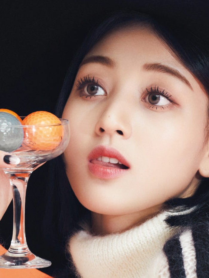 Biasanya ketika memiliki waktu luang, Jihyo akan menghabiskan waktu untuk bersenang-senang, dengan bermain golf bersama orangtuanya./ foto: GQ Korea