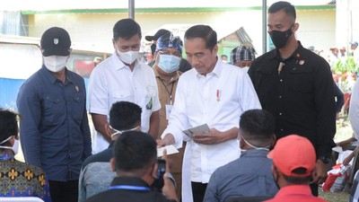 Jokowi Serahkan BSU bagi Peserta BPJS Ketenagakerjaan di Sulteng
