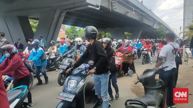 Massa melakukan aksi dorong sepeda motor dari bawah flyover Jalan Urip Sumohardjo ke depan kantor DPRD Sulsel, Selasa (27/9).