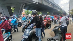 Demo Hari Tani, Massa Aksi Dorong Motor ke Kantor DPRD Sulsel