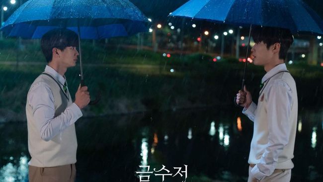 Sinopsis The Golden Spoon, drama Korea terbaru Yook Sung-jae yang mengisahkan pertukaran hidup siswa miskin dan kaya akibat sendok emas.