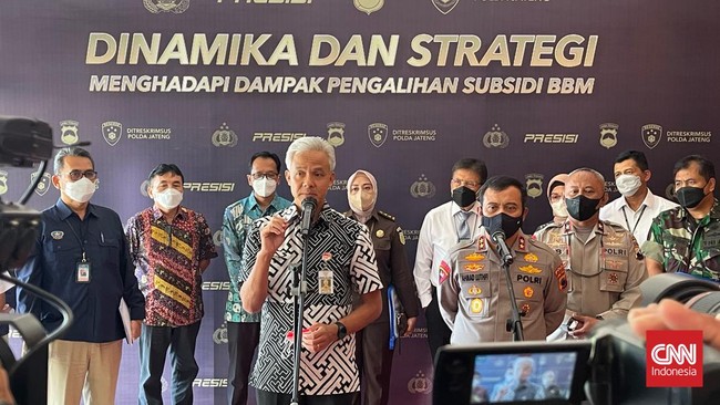 Ganjar Pranowo mengaku akan memberi 'Jempol' kepada mahasiswa yang mau ikut mendampingi penyaluran BLT imbas harga BBM bersubsidi dinaikkan pemerintah pusat.