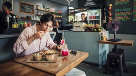 Lakukan 5 Hal Ini Setelah Makan Siang, Dijamin Tubuh Tetap Segar