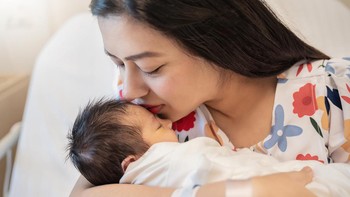 Ibu Menyusui Harus Bahagia, Ini Alasan & Manfaatnya untuk Bayi